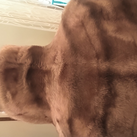 Women's elegant vintage 1950 faux fur shawl wrap by Regina Glenara Glenoit. - Picture 3 of 9